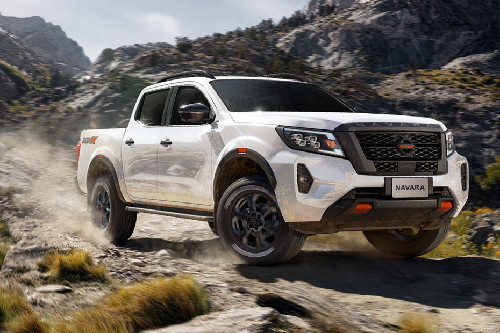 Nissan Navara Front Cross Side View