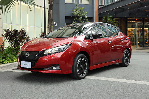 Front Angle Low View Nissan Leaf Front angle low view