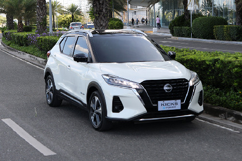 Front Medium View Nissan Kicks e-POWER Front Medium View