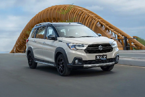 Suzuki XL7 Hybrid Front angle low view