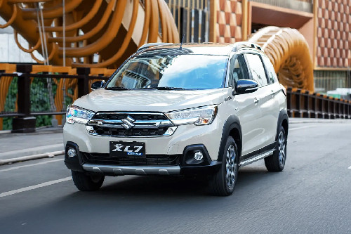 XL7 Hybrid Tilted Front View