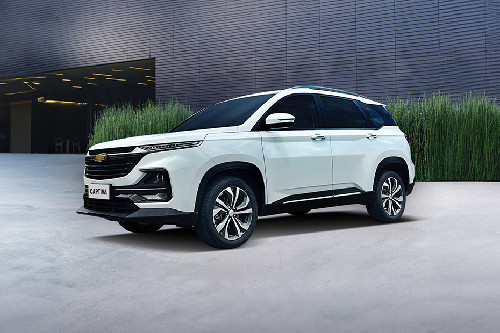 Front Angle Low View Chevrolet Captiva Front angle low view
