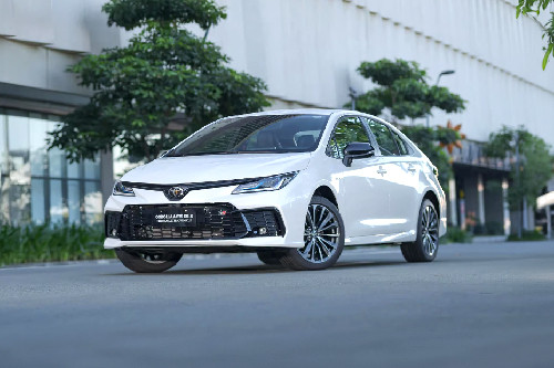 Front Angle Low View Toyota Corolla Altis Front angle low view