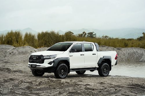 Toyota Hilux Front Cross Side View