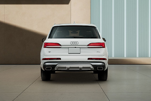 Full Rear View of Audi Q7