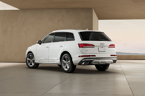 Rear Cross Side View of Audi Q7