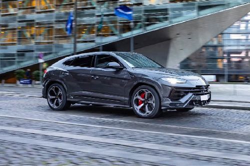 Urus Front angle low view