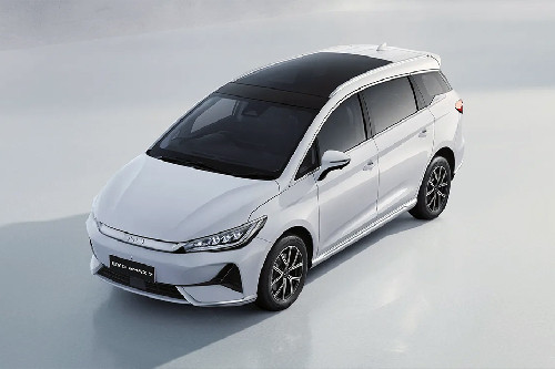 BYD eMAX 7 Front Side View