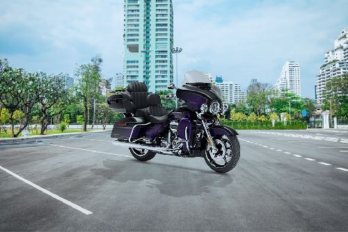 Harley-Davidson CVO Limited Slant Rear View Full Image