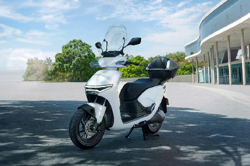 Slant Front View Full Image Honda CUV e: Slant Front View Full Image