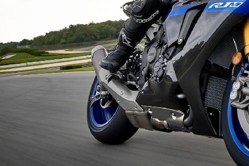 Yamaha YZF R1M Exhaust View