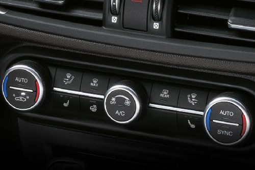 Front AC Controls of Alfa Romeo Giulia