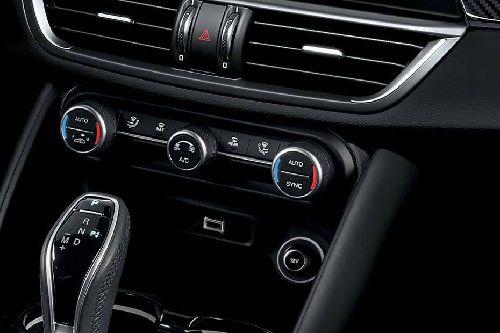 Front AC Controls of Alfa Romeo Giulia Quadrifoglio