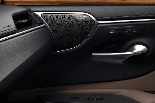 Speakers View of Lexus ES