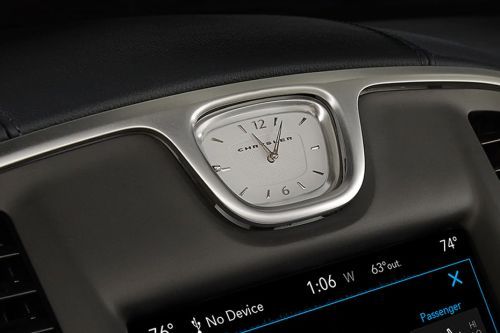 clock in Chrysler 300C