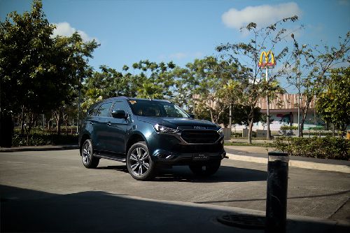 Isuzu MU-X (2022-2024) front medium view