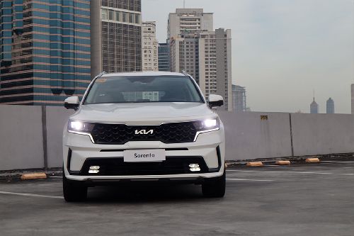 Full Front View Kia Sorento full front view