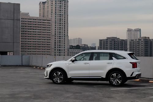 Kia Sorento rear medium side view