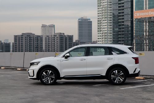Side View Kia Sorento side view