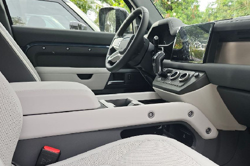 Land Rover Defender 110 center consle