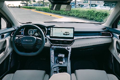 Lynk & Co 06 dashboard view