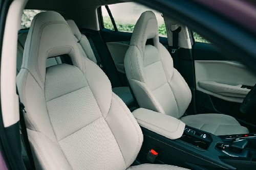 Lynk & Co 06 front seats