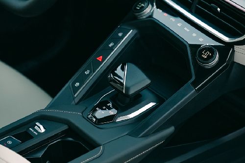Lynk & Co 06 gear shifter