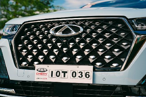 Lynk & Co 06 grille view