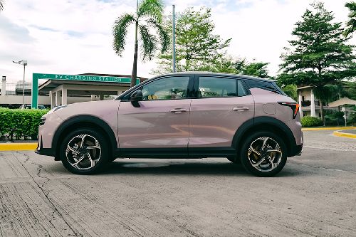 Side View Lynk & Co 06 side view