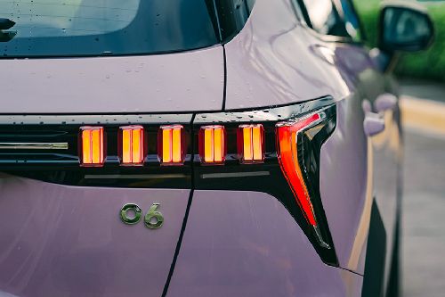 Lynk & Co 06 tail light