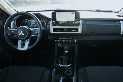 Mitsubishi Triton dashboard view