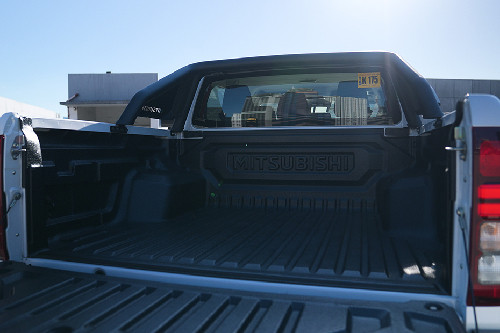 Mitsubishi Triton trunk open