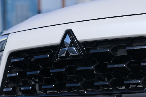 Mitsubishi XForce branding