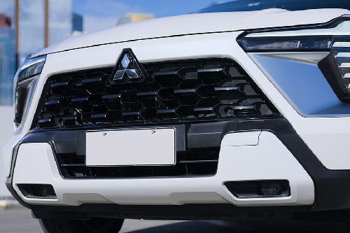 Mitsubishi XForce grille view