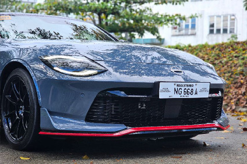 Nissan Z grille view