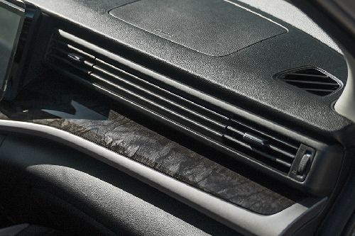 Suzuki XL7 Hybrid front ac vents