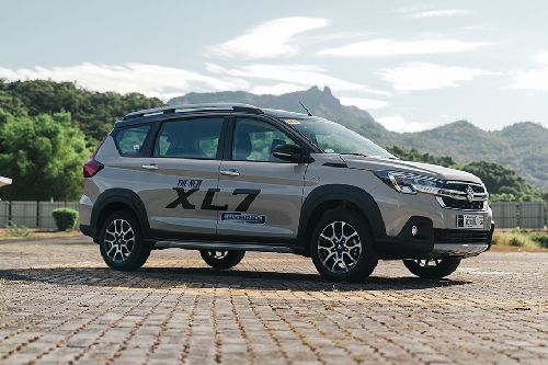 Front Medium View Suzuki XL7 Hybrid front medium view