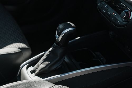 Suzuki XL7 Hybrid gear shifter
