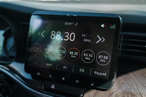 Suzuki XL7 Hybrid touch screen