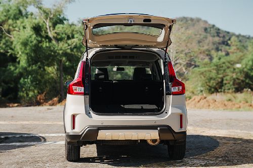 Suzuki XL7 Hybrid trunk open
