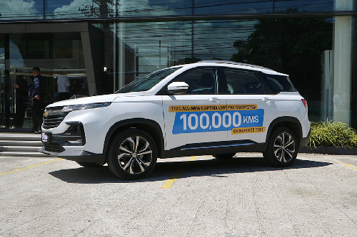 Front Angle Low View Chevrolet Captiva front angle low view