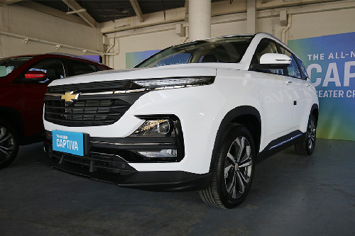 Front Medium View Chevrolet Captiva front medium view