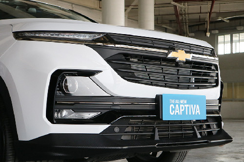 Chevrolet Captiva grille view