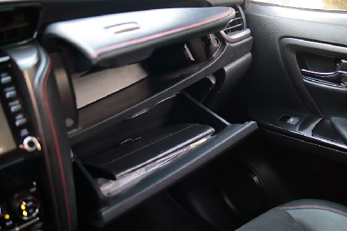 Toyota Fortuner glove box open
