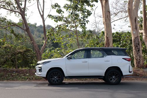 Side View Toyota Fortuner side view