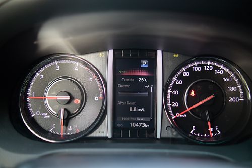 Toyota Fortuner tachometer