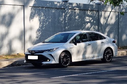 Toyota Corolla Altis front side view