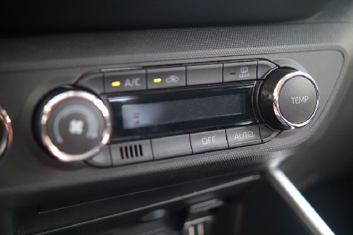 Toyota Raize front ac controls