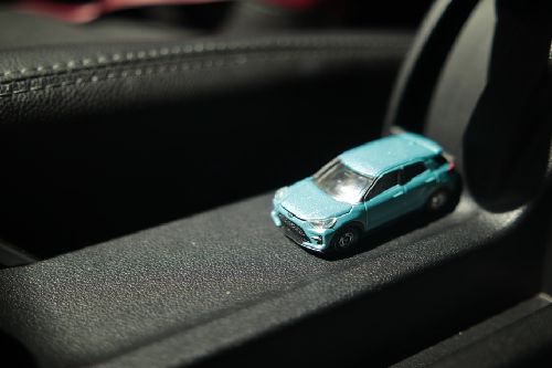 Toyota Raize glove box open