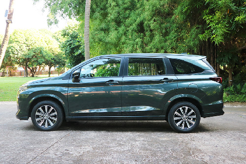 Toyota Avanza side view